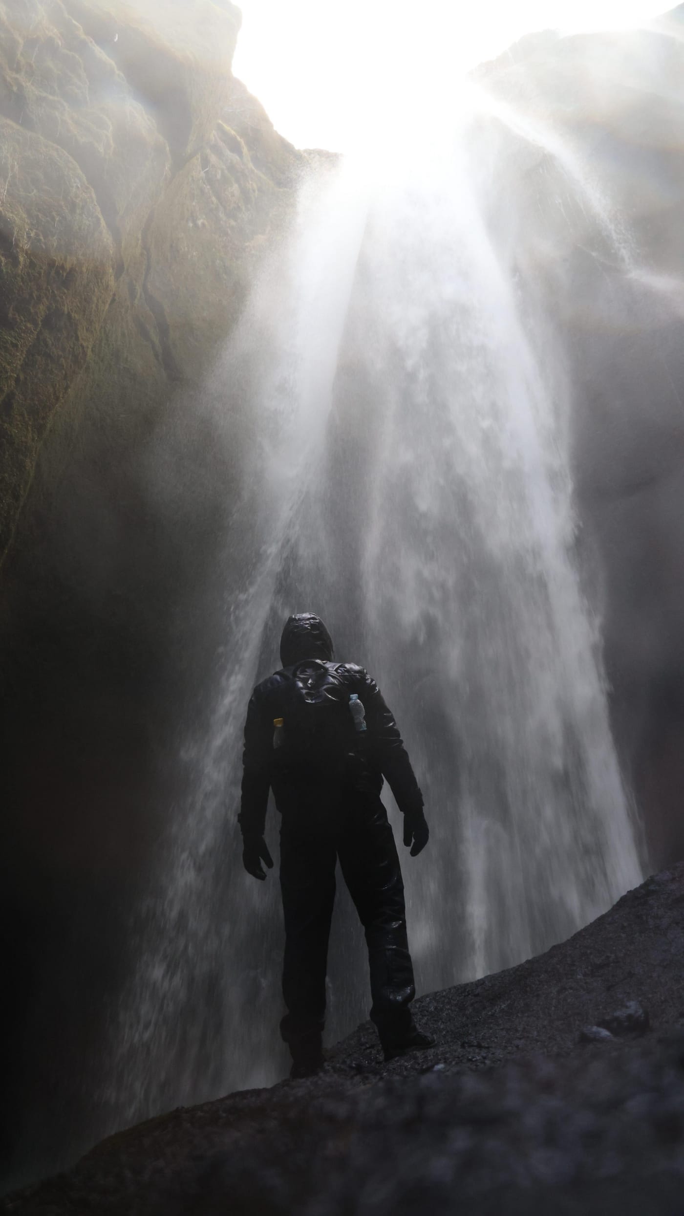 valerio alesi islanda caverna waterfall